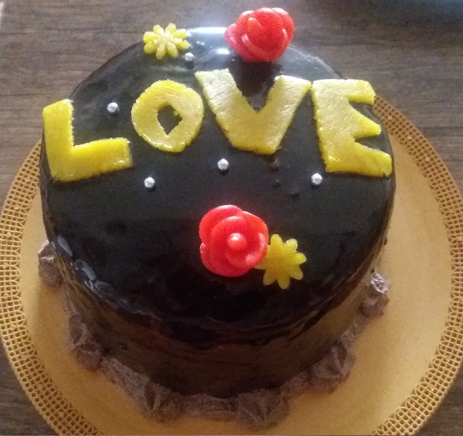 کیک با روکش شکلاتی