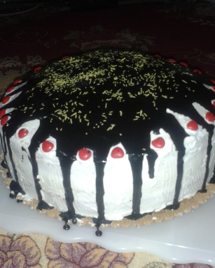 عکس کیک اسفنجی با روکش سس شکلاتی واسه تولد برادرزاده ام درست کردم