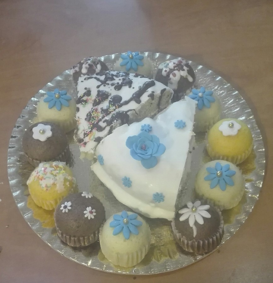 کاپ کیک با تزیین خمیر فوندانت و کیک وانیلی با روکش شکلات سفید برای تولد همسری