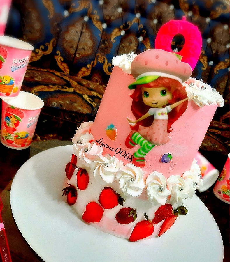 کیک تولد گل دختر نازم 
کیک اسفنجی 
فیلینگ موز خامه گردو
تزیین چاپ خوراکی