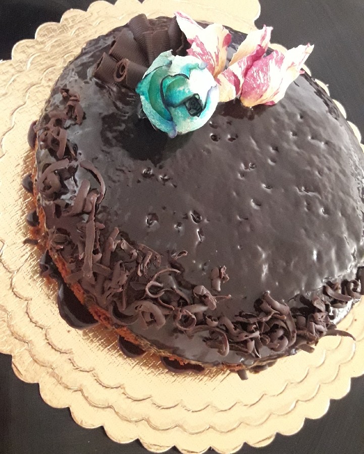 کیک دبل چاکلت با رویه سس گاناش