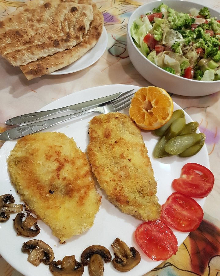 عکس شنیتسل مرغ- سس ارده برای سالاد