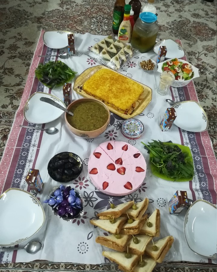 عکس سفره افطار
فینگرفود:ساندویچ کوکوسبزی، اسنک مرغ و پنیر،
اش، ته چین مرغ و بادمجان