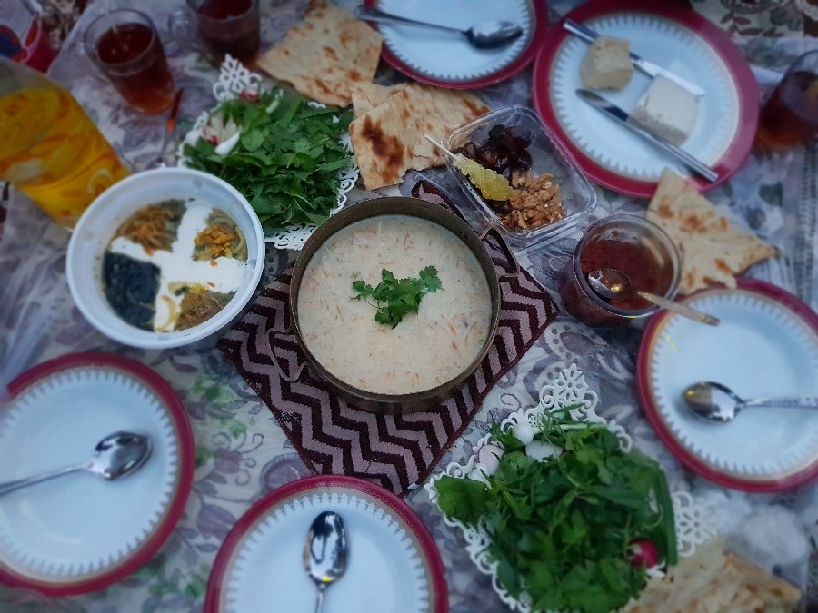 عکس اینم سفره ی افطاری روز هفدهم ماه رمضان توی فضای باز