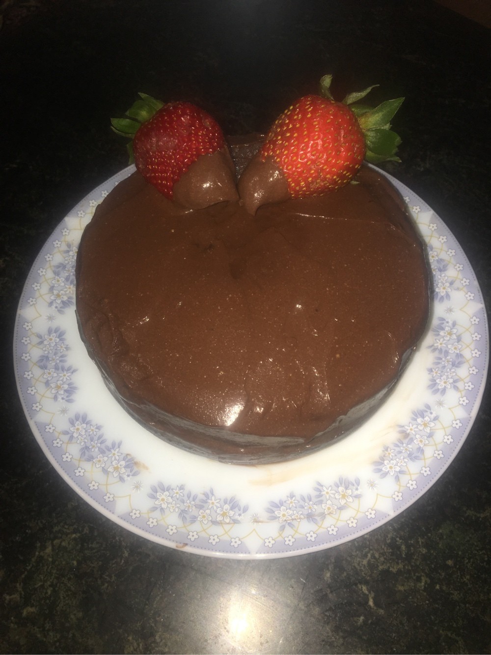 عکس کیک شکلاتی با رویه سس شکلات برای عالیجناب عشق?