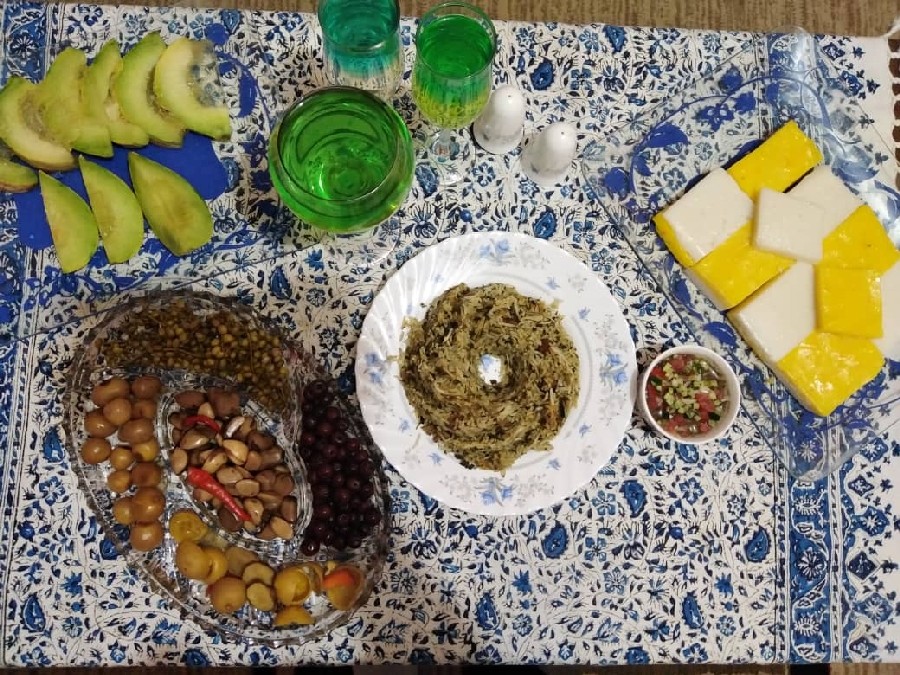 عکس کلم پلو شیرازی با کوفته قلقلی به همراه ژله و میوه و سالاد و تر حلوا و انواع ترشی 