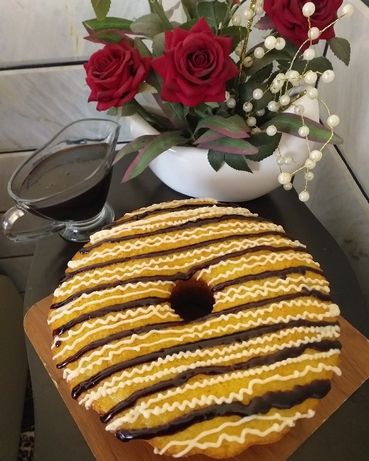 عکس کیک هل و گلاب زعفرانی
سس شکلات