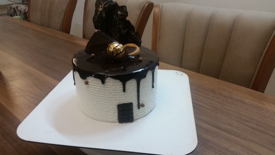 عکس کیک با سس گاناش و شکلات بادبانی 
