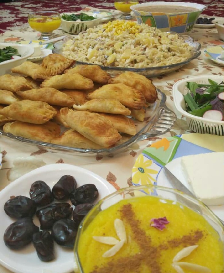 عکس سفره ی افطاری روز 28 ماه رمضان سوپ جو سالاد ماکارونی پیراشکی شله زرد