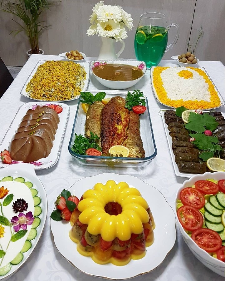 عکس مهمونی شام (شربت نعنا،فسنجون،سبزی پلو ماهی،ژله ویترینی،دسر عربی،سالاد فصل،دلمه برگ مو