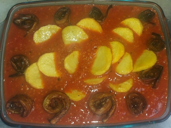 خورشت گوجه به همراه بادمجان و سیب زمینی.

