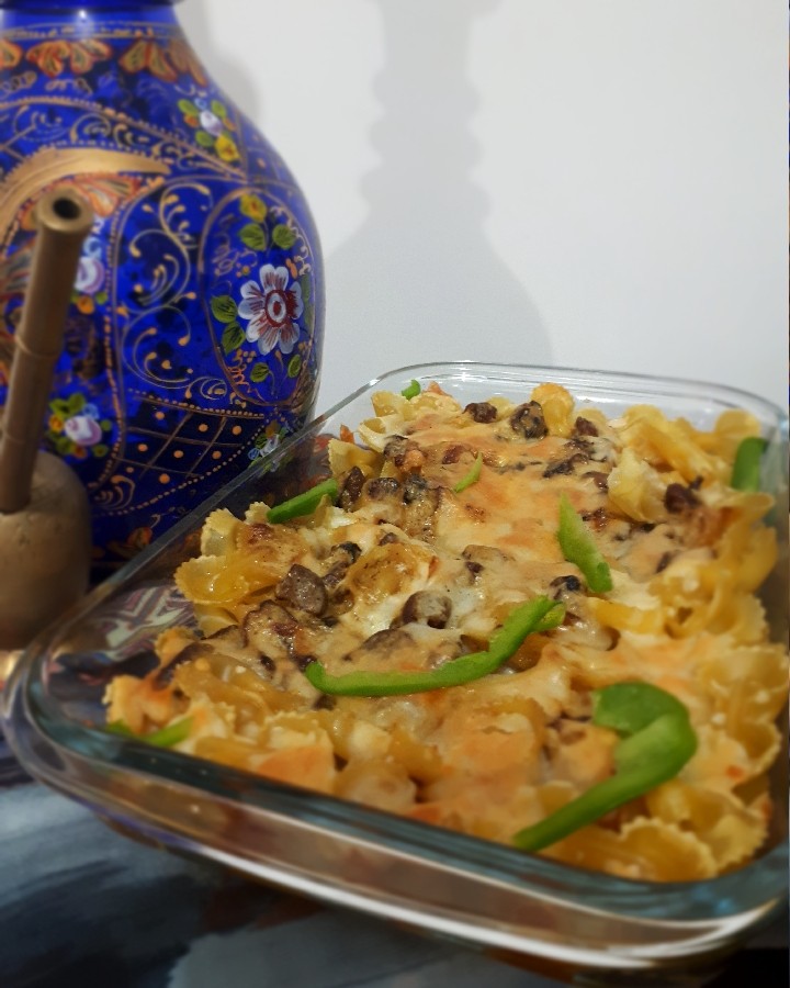 عکس پاستا باسس قارچ و گوشت (من پنیرخیلی دوس دارم واسه همین پنیرم اضافه کردم)