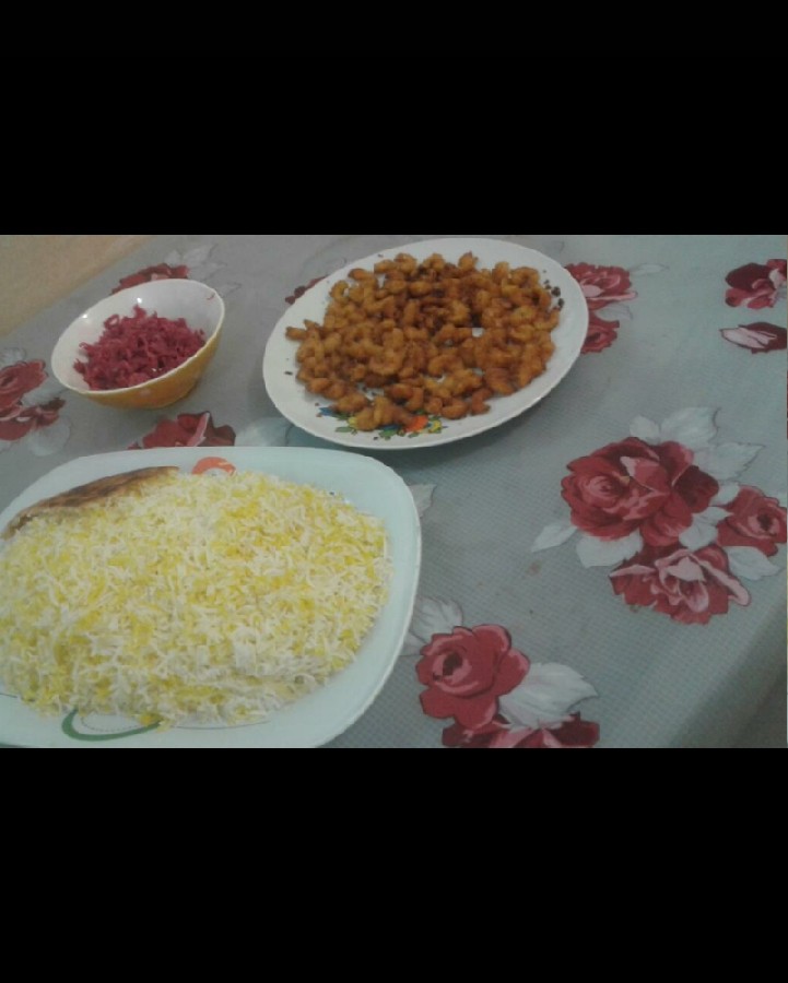 میگو سوخاری و پلو زعفرانی همراه ترشی بنفشه