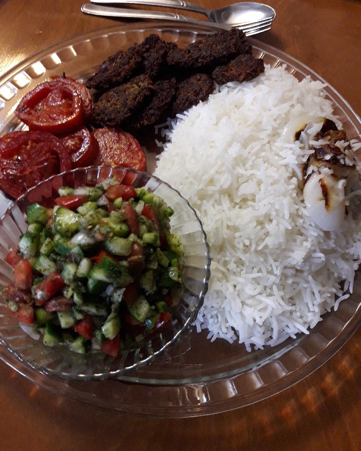 عکس برنج و کباب تابه و سالاد شیرازی و ته انداز پیاز