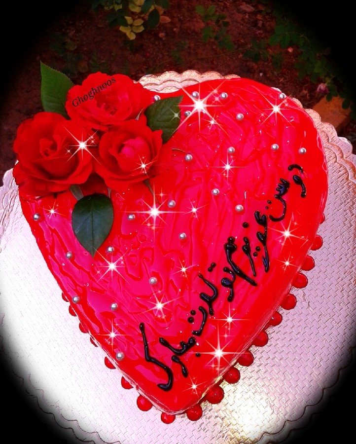 عکس کیک اسفنجی 4تخم مرغی باروکش ژله بریلو فیلینگ موزوشکلات باتزئین گلهای طبیعی?????