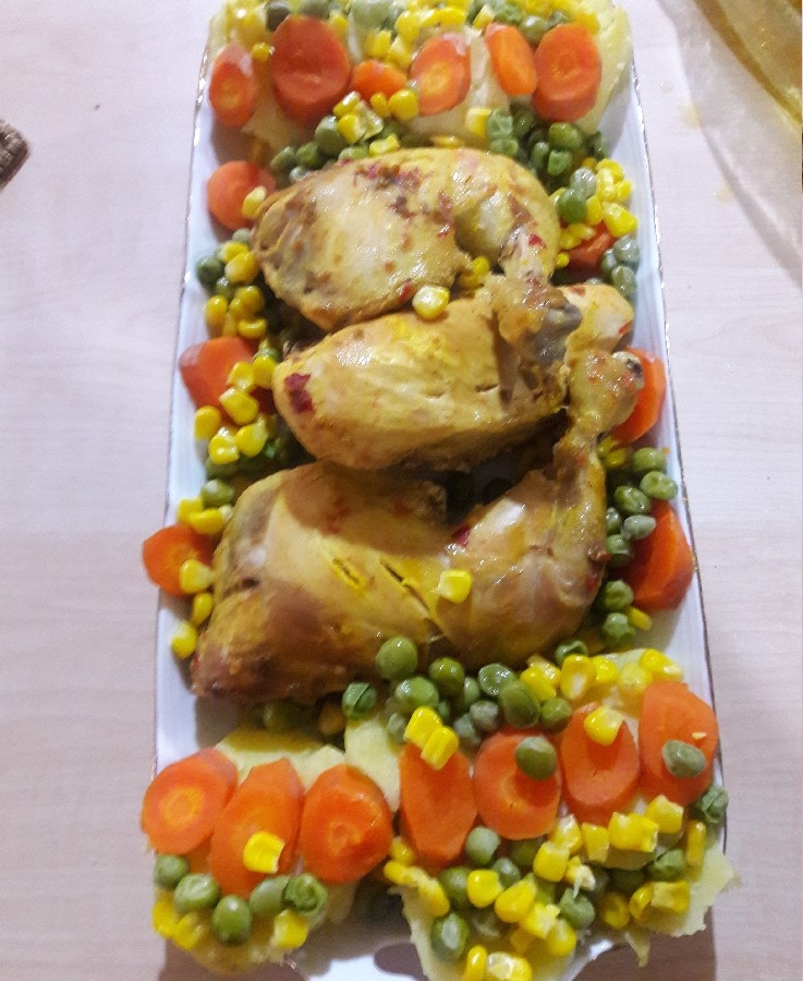 عکس مرغ داخل فر با سبزیجات ابپز 