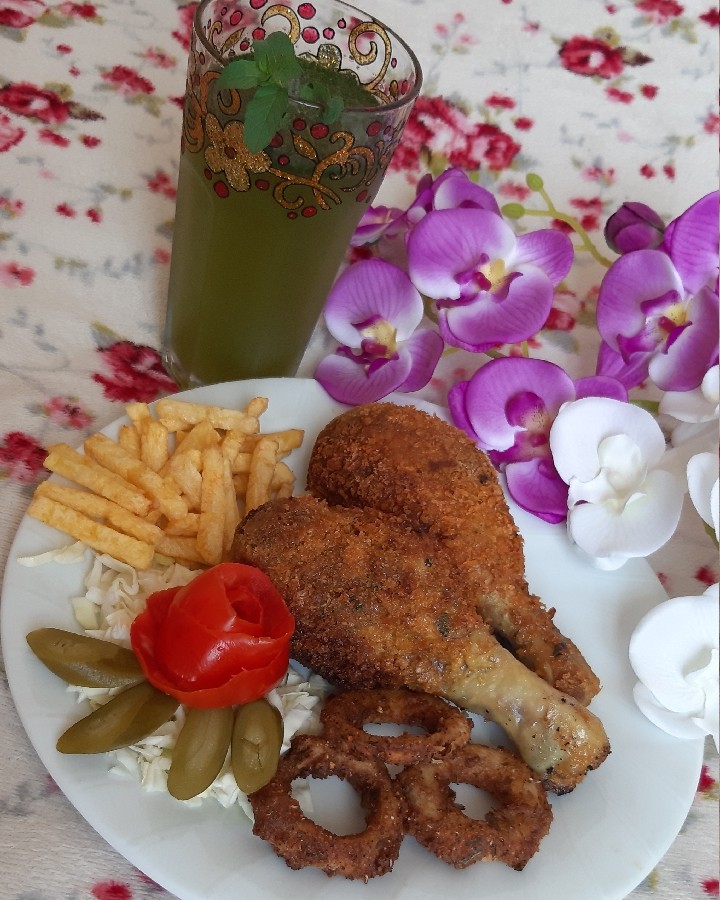 عکس مرغ سوخاری و پیاز سوخاری با موهیتو 