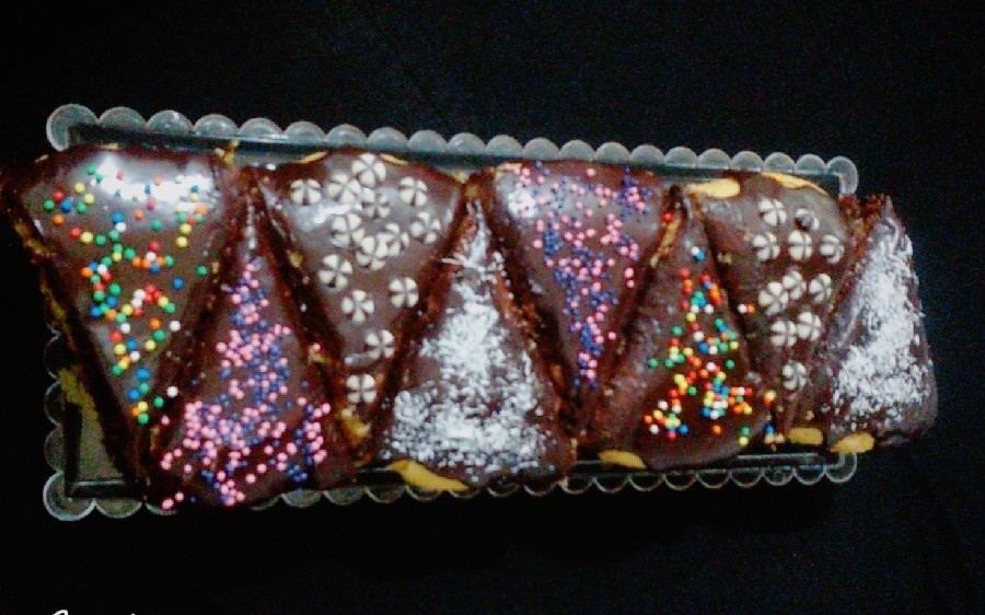 عکس کیک اسفنجی با سس شکلات 