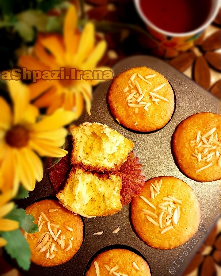 عکس کاپ کیک نارگیلی با رویه بادام