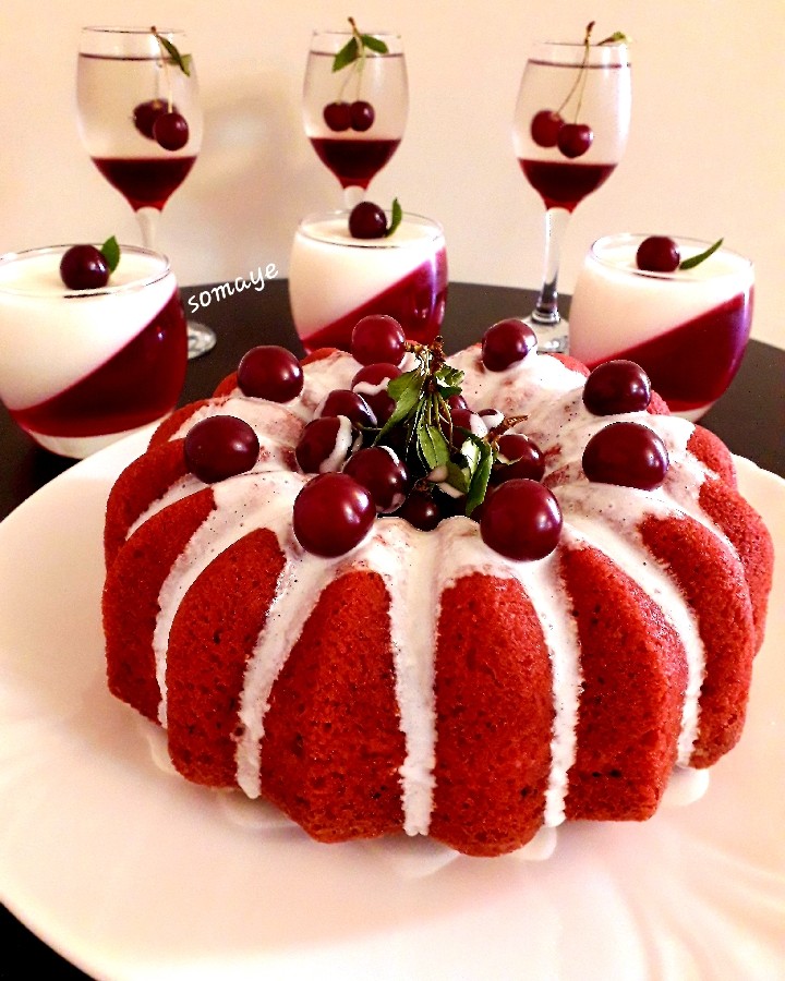 عکس کیک قرمز، ژله مورب، شربت آلبالو 