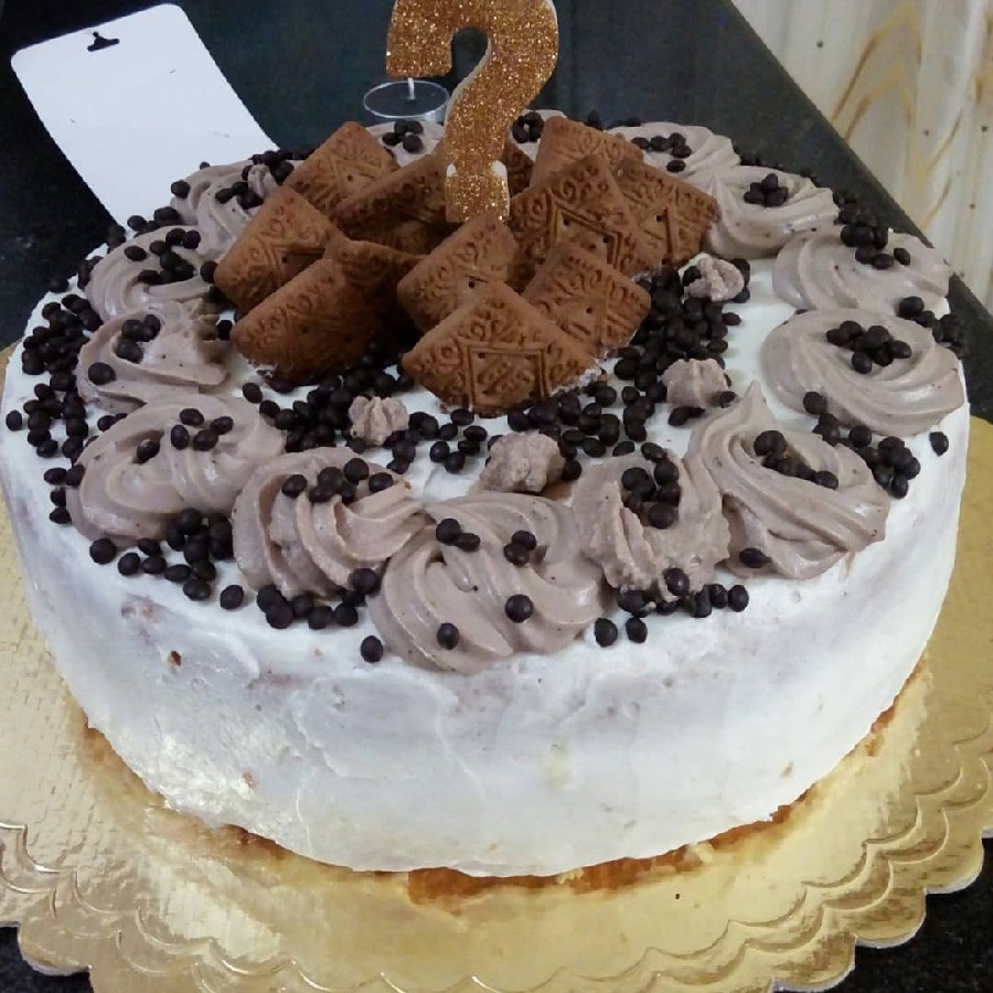 کیک ساده با تزیین شکلاتی و فیلینگ موز و گردو