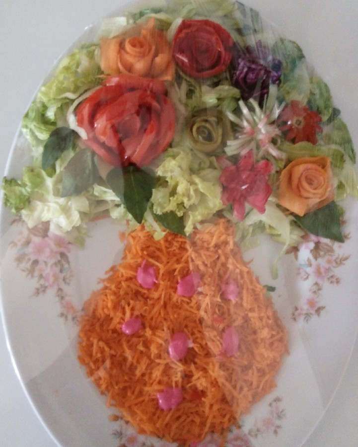 عکس سالاد با تزئین گل 