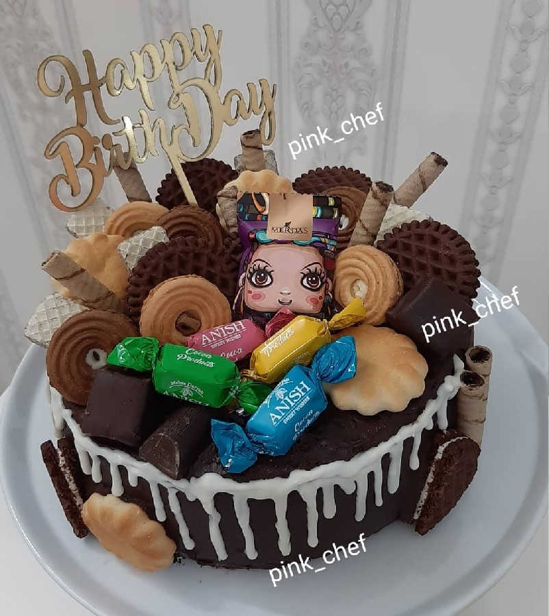 عکس کیک تولدم که کیک شکلاتی بی بی با روکش گاناش فرم گرفته و خشمزجات
