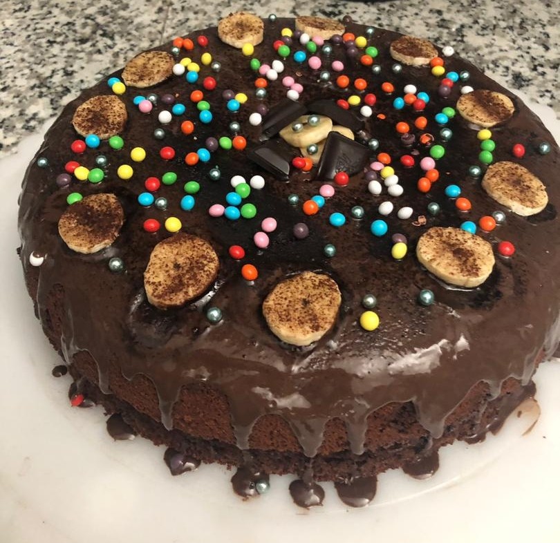 کیک شکلاتی ساده با روکش کاکائو بنماری شده