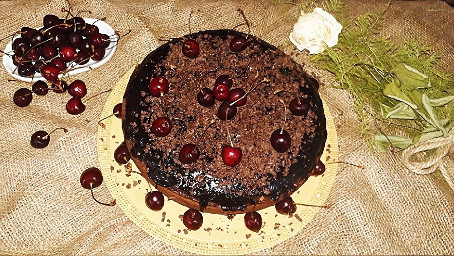 عکس کیک شکلاتی با گاناش وآلبالو
