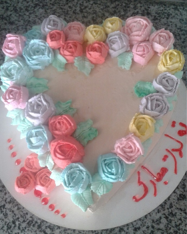 عکس کیک باتزیین گلهای خامه ای
