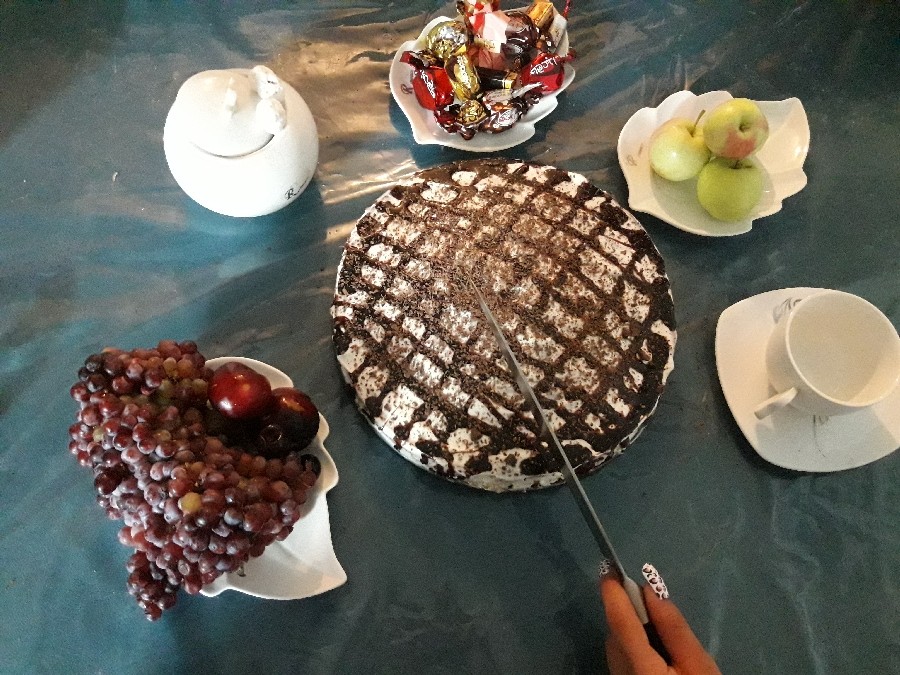 کیک ساده خانگی با روکش خامه و شکلات