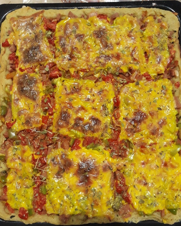 عکس پیتزا با پنیر ورقه ای