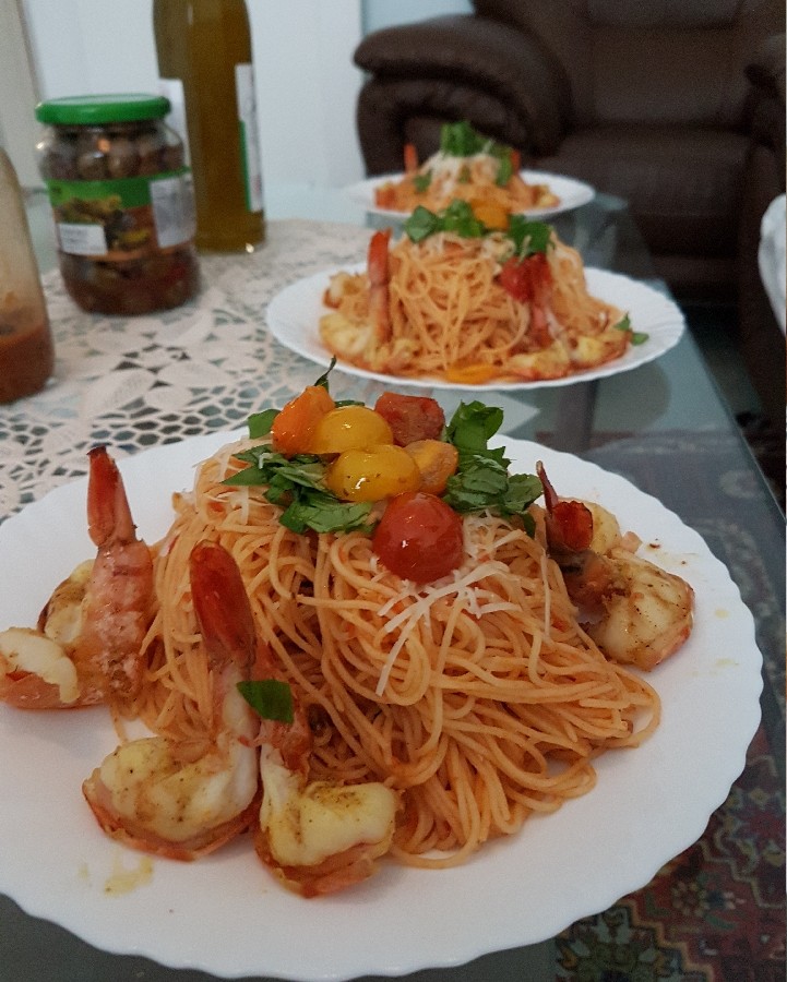 اسپاگتی با میگو و گوجه 