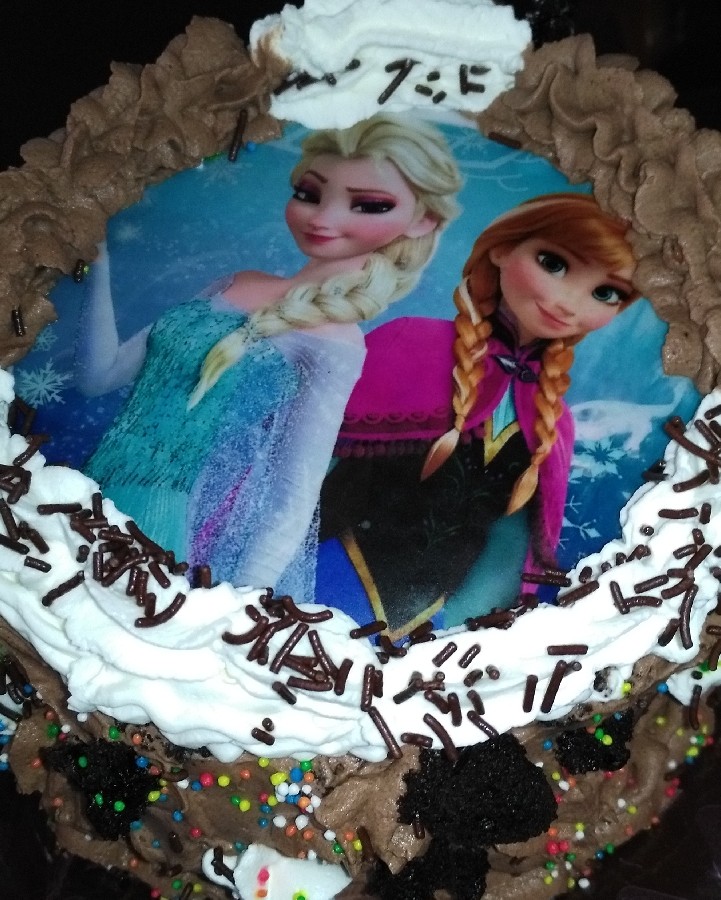 سلام بچه ها امیدوارم که حالتون خوب باشه

اینم کیک انا و السا(محبوب تمام دختربچه ها)