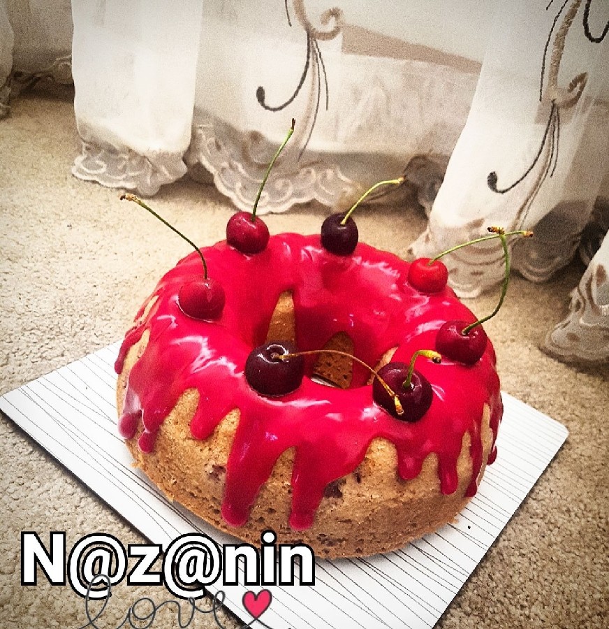 عکس کیک آلبالو با سس آلبالو