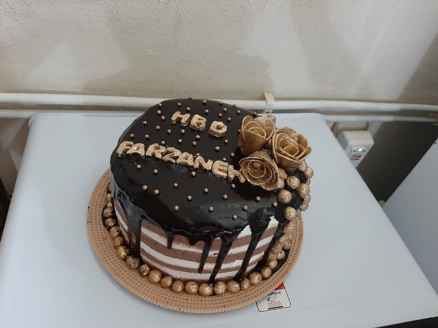 عکس کیک ب سفارش مشتری عزیز 
کیک شکلاتی با روکش خامه و گاناش