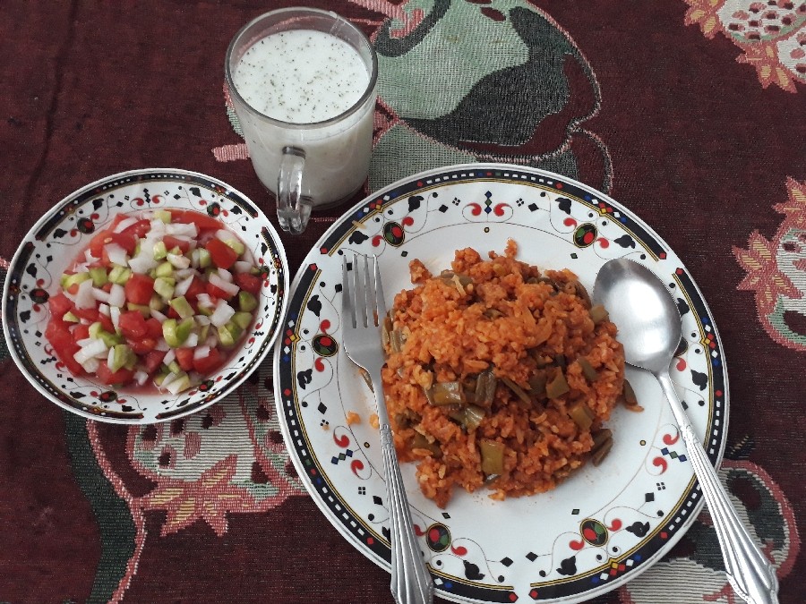 لوبیا پلو با سالاد شیرازی