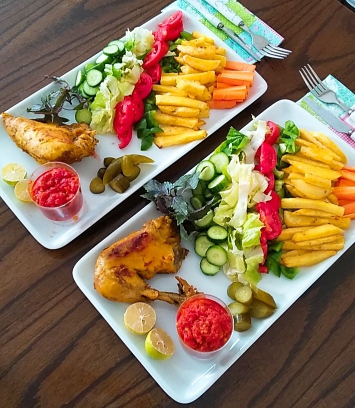 عکس خوراک مرغ با سس مخصوص و سبزیجات