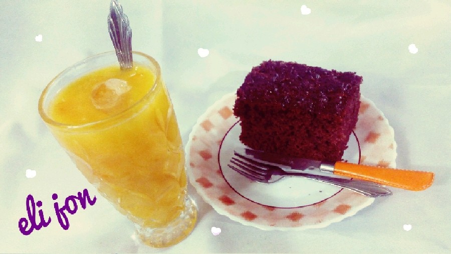 عکس رانی هلو همراه با کیک شکلات
