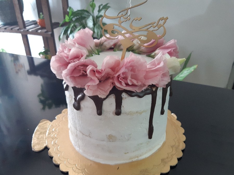 کیک عریان با گل طبیعی