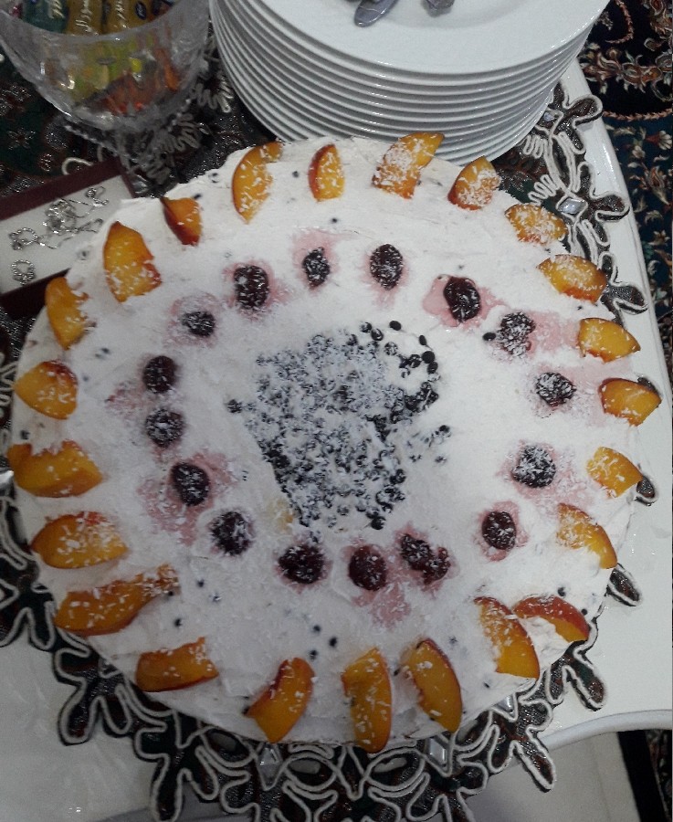 کیک اسفنجی با روکش خامه ای و تزئین میوه 