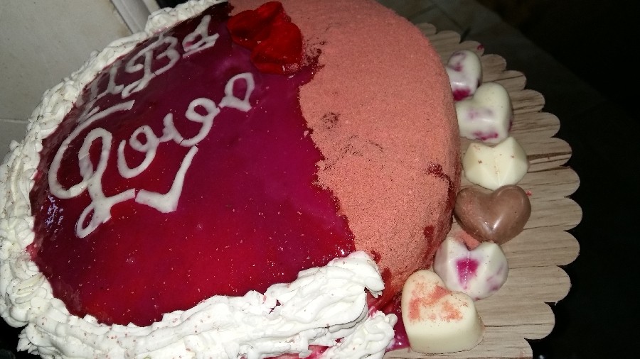عکس کیک تولد روکش مخملی و سس براق