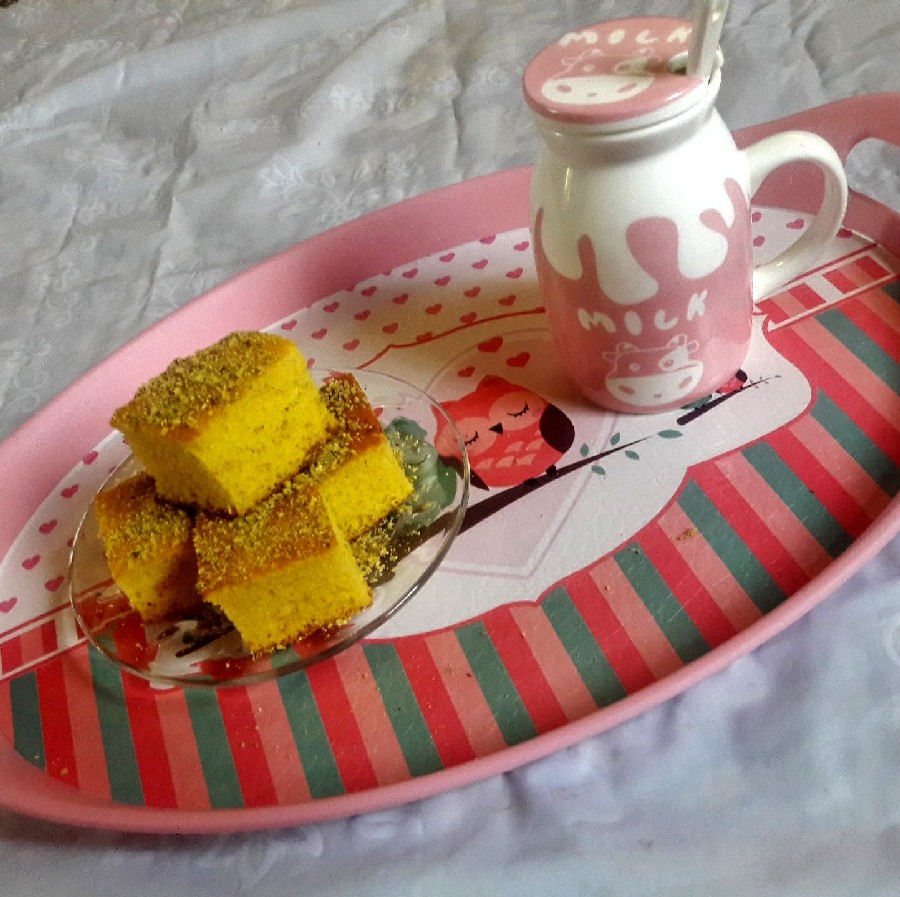 کیک زعفرانی و شیر توت فرنگی