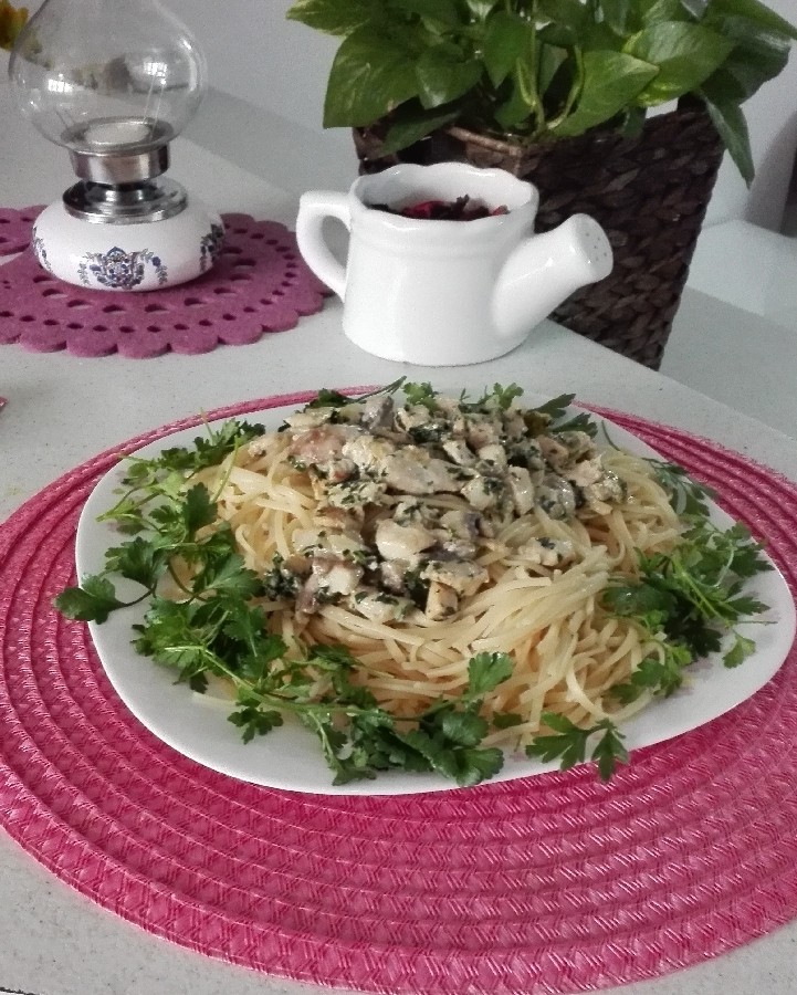 # اسپاگتی بامرغ و قارچ :-)