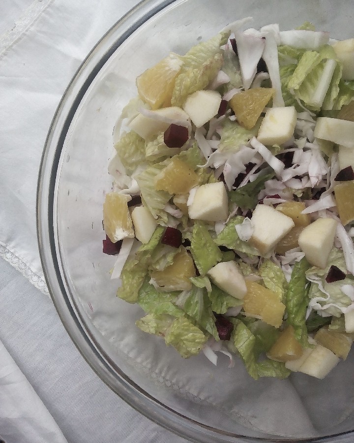 سالاد میوه و پیتزا