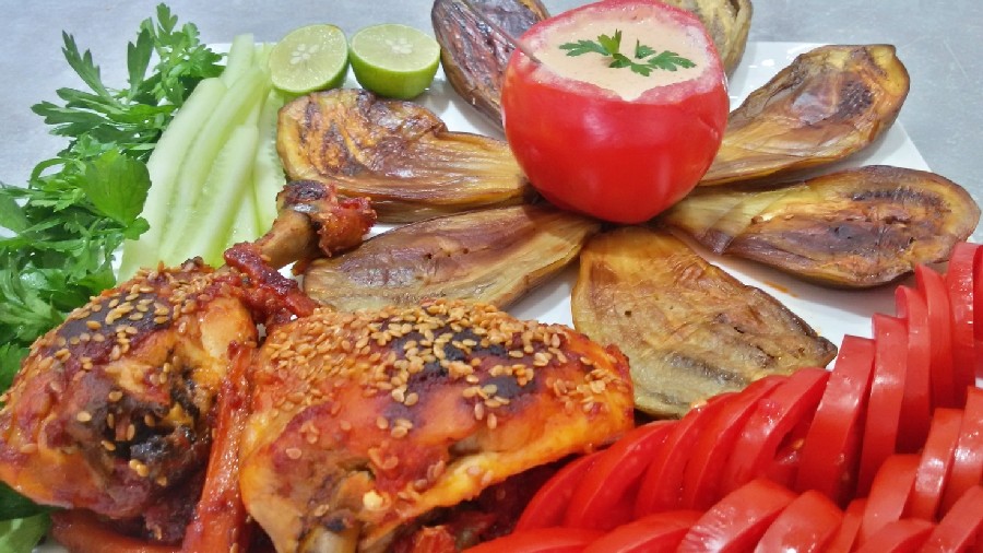 عکس یه غذای سریع مرغ سرخ شده و بادمجون و سسس خیارشور