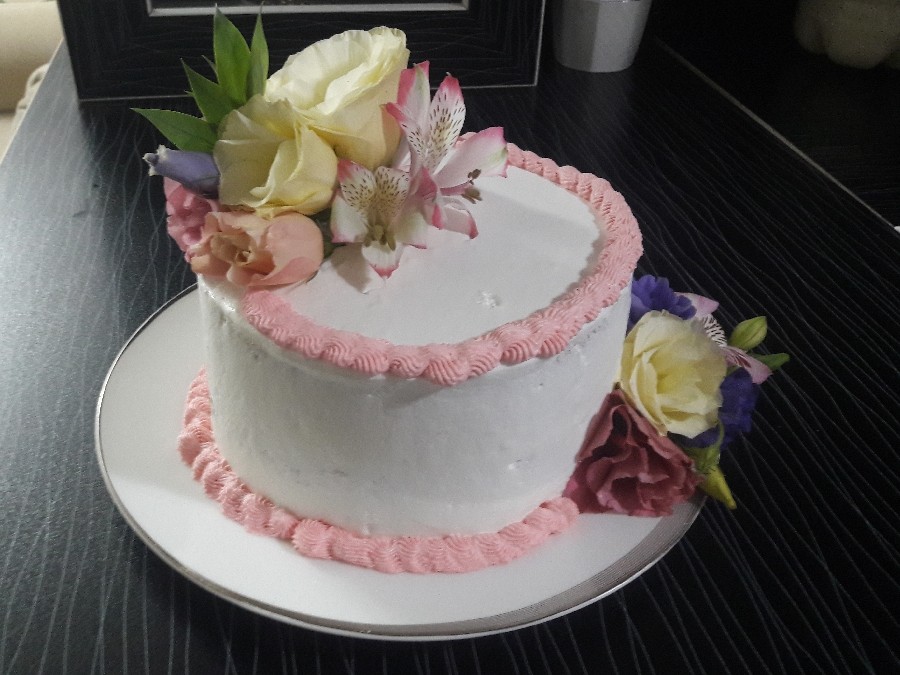 کیک خامه ای با تزیین گل های طبیعی
