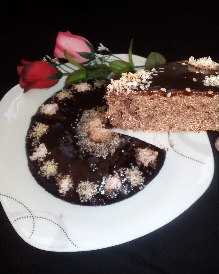 عکس کیک شکلاتی بدون روغن با سس قهوه