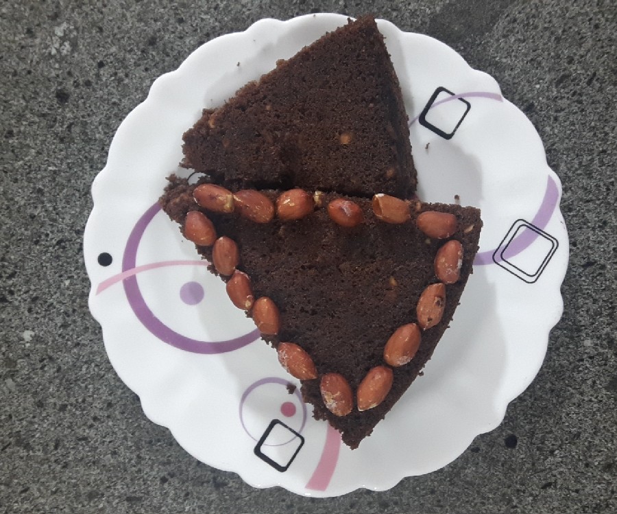 عکس کیک بادام زمینی شکلاتی