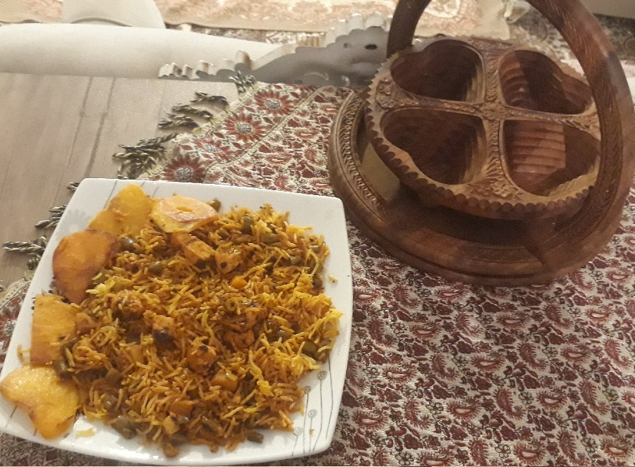 عکس استانبولی پلو با مرغ وته دیگ سیب زمینی